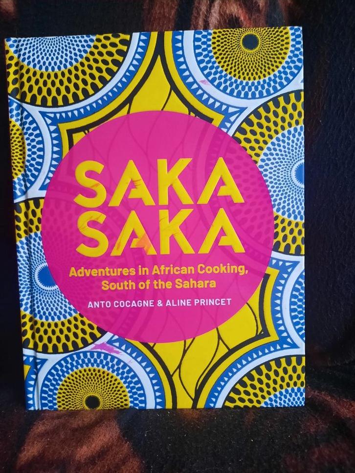 Saka Saka  Adventures in African Cooking, Livres, Livres de cuisine, Comme neuf, Afrique, Enlèvement ou Envoi