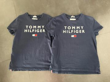 2x blauwe T-shirt Tommy Hilfiger - maat 152 (tweeling)