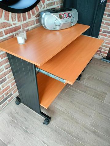 Modern computertafeltje/bijzettafel op wieltjes beschikbaar voor biedingen