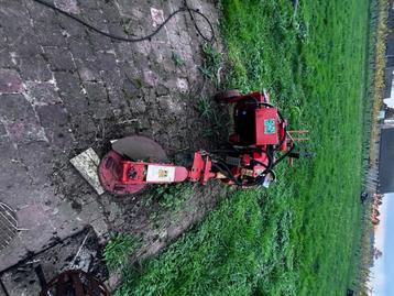 Oldtimer tractor Renault beschikbaar voor biedingen