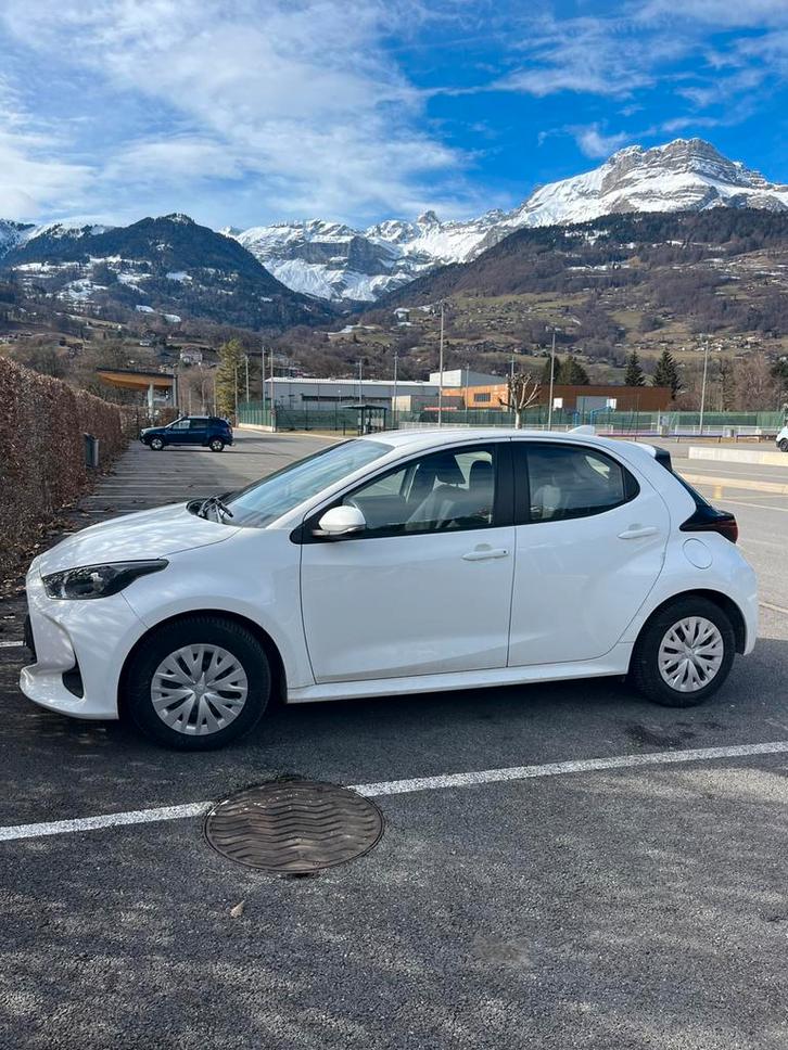 Toyota Yaris Hybrid Dynamic, Auto's, Toyota, Particulier, Yaris, Hybride Elektrisch/Benzine, 5 deurs, Automaat, Wit, Zwart, Dealer onderhouden