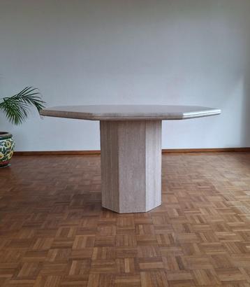 Achthoekige Travertin eettafel beschikbaar voor biedingen