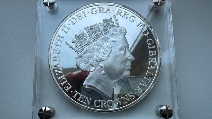 90e verjaardag tien kroon munt koningin Elizabeth, Postzegels en Munten, Munten | Europa | Niet-Euromunten, België, Ophalen of Verzenden