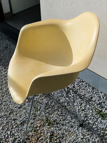 Charles & Ray Eames plastic arm hair for Vitra , 2 beschikba beschikbaar voor biedingen