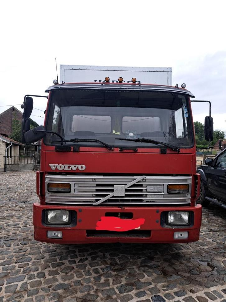 VOLVO vrachtwagen 4 paarden met zeer weinig km, Dieren en Toebehoren, Paarden en Pony's | Trailers en Aanhangwagens, Gebruikt