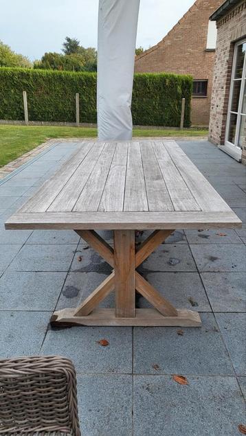 Tuintafel in teak van *Manutti* zeer zware degelijke tafel beschikbaar voor biedingen