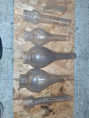 Verres de lampes au pétrole.  beschikbaar voor biedingen