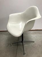 Eames fibreglass fauteuil x Herman Miller, Huis en Inrichting, Stoelen, Ophalen, Gebruikt, Wit, Eén