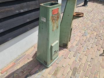 Oude industriële Machine poot Poot is van gietijzer Hoog 86  beschikbaar voor biedingen