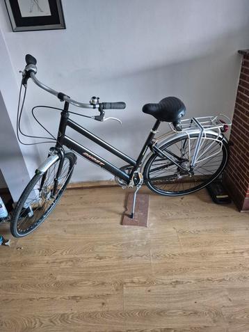 Damesfiets helemaal in top conditie beschikbaar voor biedingen