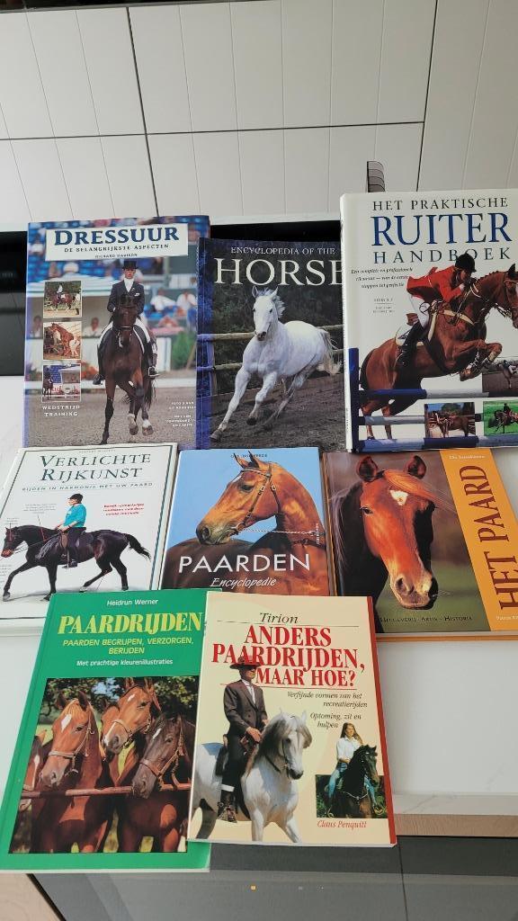 8 VERSCHILLENDE PAARDENBOEKEN, Boeken, Dieren en Huisdieren, Zo goed als nieuw, Paarden of Pony's, Ophalen of Verzenden