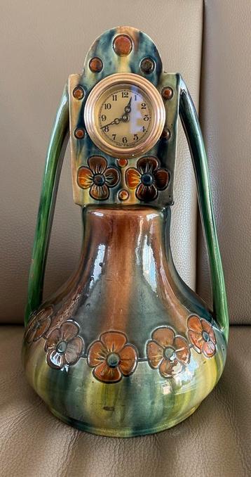 Zeldzame art nouveau vaasklok in Vlaams aardewerk  beschikbaar voor biedingen