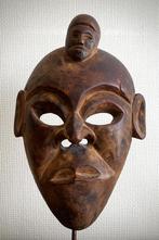 Antiek masker Himalaya regio, Ophalen
