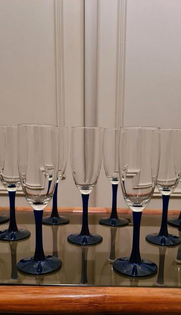 Set van 9 champagneglazen beschikbaar voor biedingen