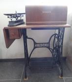 oude naaimachine op meubels, Antiek en Kunst, Ophalen