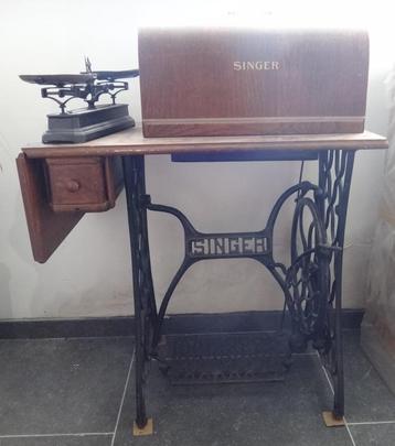 oude naaimachine op meubels beschikbaar voor biedingen