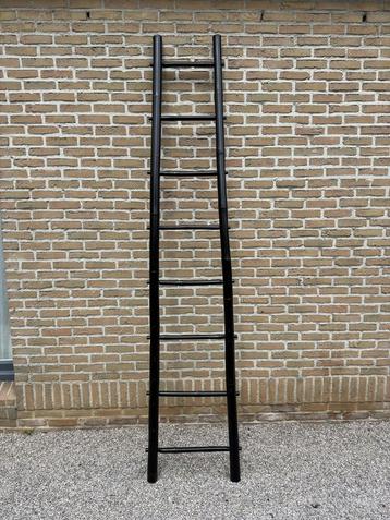 Decoratieve ladder uit bamboe beschikbaar voor biedingen