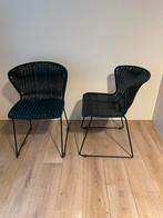 2 rotanstoelen/metalen onderstel in nieuwe staat!, Maison & Meubles, Chaises, Métal, Autres couleurs, 2 mooie donkergroene rotan stoelen