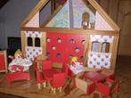 Houten poppenhuis met meubeltjes en twee popjes, Kinderen en Baby's, Ophalen, Zo goed als nieuw, Poppenhuis