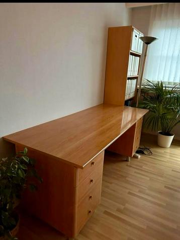 Bureau met lades Krea beschikbaar voor biedingen
