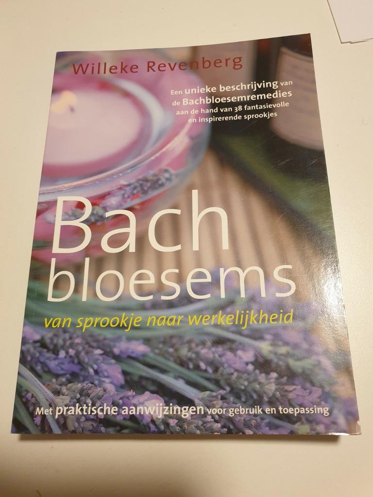 W. Revenberg - Bachbloesems, van sprookje naar werkelijkheid, Boeken, Esoterie en Spiritualiteit, Zo goed als nieuw, Ophalen of Verzenden