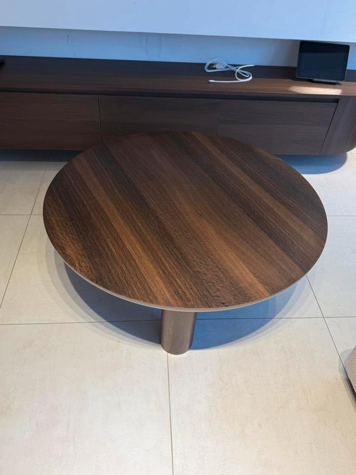 Ronde walnoten salontafel Amato – Junto – zo goed als nieuw, Huis en Inrichting, Tafels | Salontafels, Zo goed als nieuw, Rond