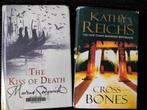 Cross Bones (K.Reichs) The Kiss of Death (M.Sedgwick), Livres, Langue | Anglais, Utilisé, Enlèvement ou Envoi