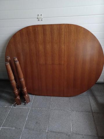 ovale tafel + 4 stoelen beschikbaar voor biedingen
