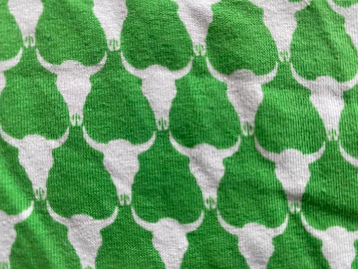 Groene tricot met stierenkoppen, Hobby & Loisirs créatifs, Tissus & Chiffons, Comme neuf, Autres matériaux, 30 à 120 cm, 30 à 200 cm