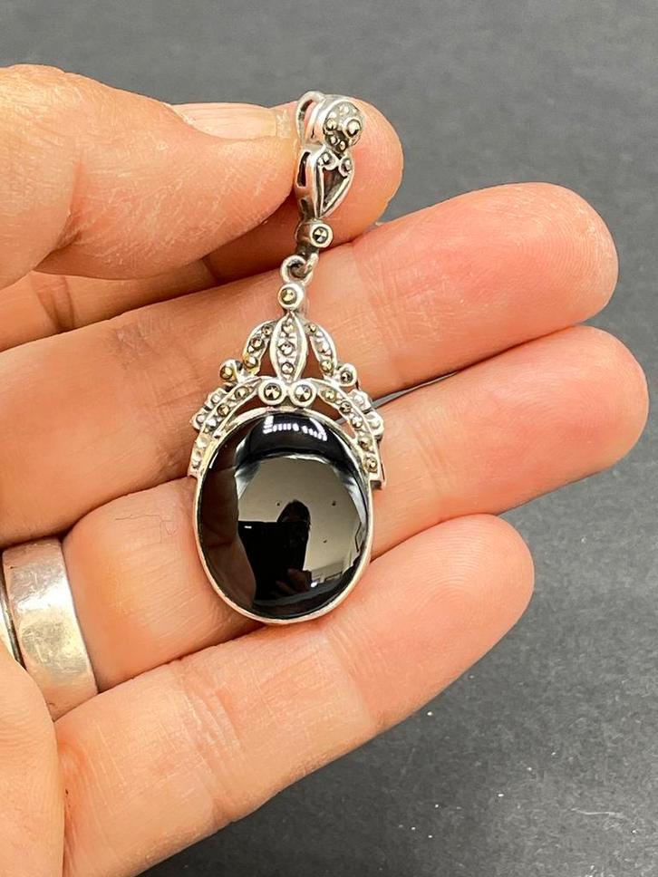 Massief zilver hanger met onyx steen en markasieten, Handtassen en Accessoires, Kettinghangers, Zo goed als nieuw, Zilver, Ophalen of Verzenden