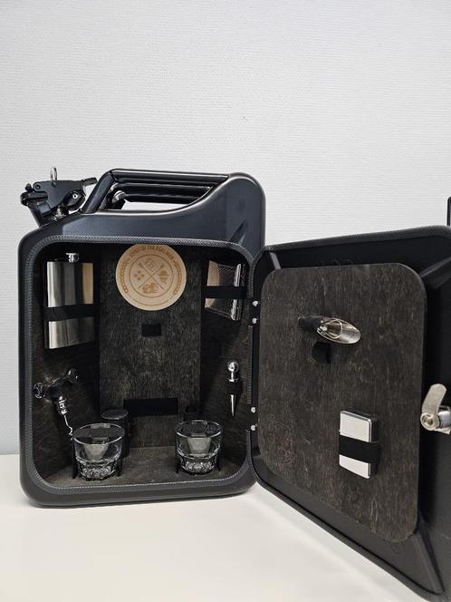 Jerrycan Bar - bar cabinet in zeer goede staat, Auto diversen, Autogereedschap, Zo goed als nieuw, Ophalen