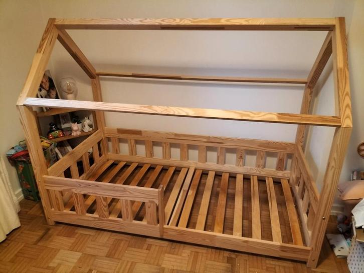 Kinderbed in grenenhouten hut met boxspring, Kinderen en Baby's, Kinderkamer | Bedden, Zo goed als nieuw, 160 tot 180 cm, 85 tot 100 cm
