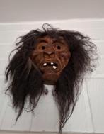 In hout gesneden masker met echt haar, Enlèvement