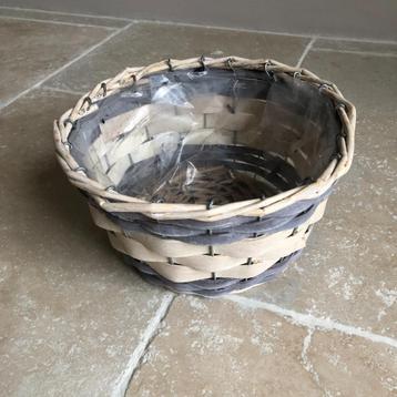 geweven houten mand beschikbaar voor biedingen