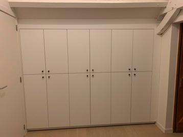 Kast wit beschikbaar voor biedingen