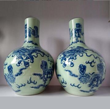 Vase globe céleste à motif bleu émaillé vert haricot beschikbaar voor biedingen