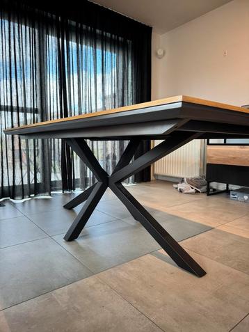 Eettafel beschikbaar voor biedingen