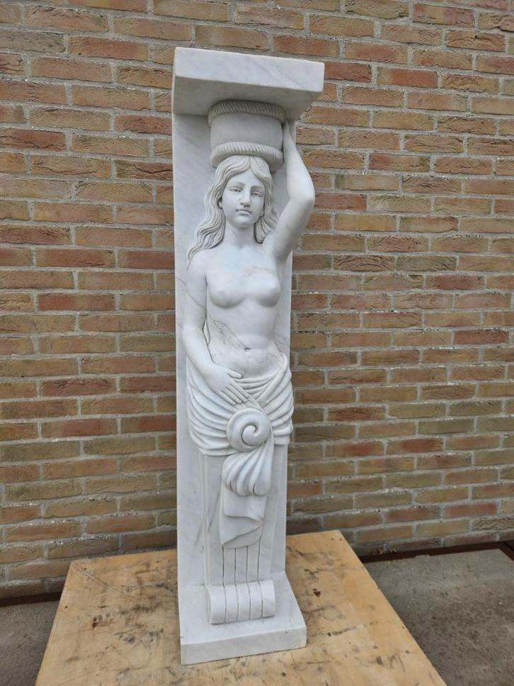 Carrara beeld van dame, zuil voor uw Val Saint Lamert of bro, Antiek en Kunst, Kunst | Beelden en Houtsnijwerken, Ophalen of Verzenden