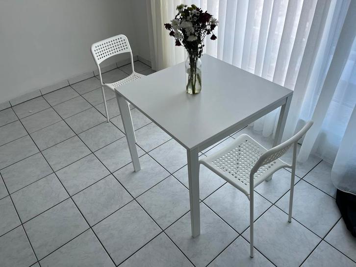 tafel met 2 stoelen + kleine tv-kast, Huis en Inrichting, Stoffering | Vloerbedekking, Zo goed als nieuw, Ophalen