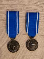 Miniatuur medaille NATO dienst in voormalig Yougoslavië, Verzamelen, Militaria | Algemeen, Verzenden, Landmacht, Lintje, Medaille of Wings