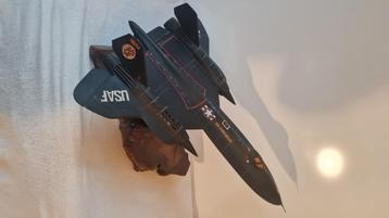 blackbird op schaal gereproduceerd uit een stuk hout beschikbaar voor biedingen