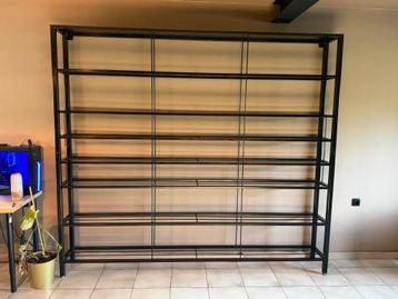 Grote ijzere kast beschikbaar voor biedingen