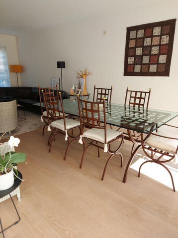 Grote tafel met 6 bijhorende stoelen beschikbaar voor biedingen