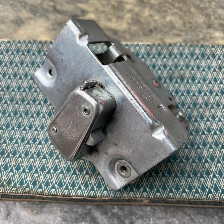 VW NOS Deurmechanisme slot links cabriolet Kever 1964, Auto diversen, Auto-accessoires, Zo goed als nieuw, Ophalen of Verzenden