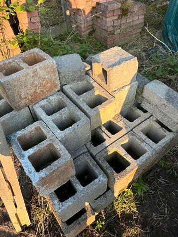 Betonblok beschikbaar voor biedingen