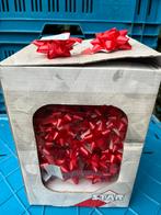 Petits noeux rouges pour emballages cadeaux, Ophalen
