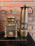 Antieke kopere koffiemolen, mijnlamp is niet te koop., Antiek en Kunst, Ophalen of Verzenden
