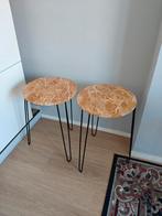 2 marmer kleurige bijzettafeltjes (60 CM hoog) te koop, Ophalen, Gebruikt
