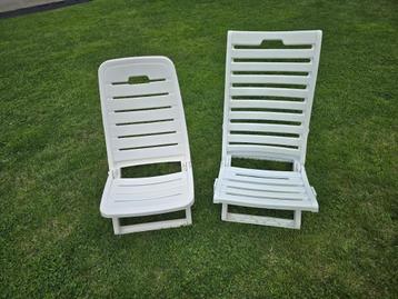 Twee witte lage opklapbare kunststof stoeltjes te koop beschikbaar voor biedingen