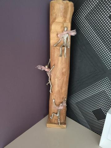 Decoratieve houten zuil beschikbaar voor biedingen